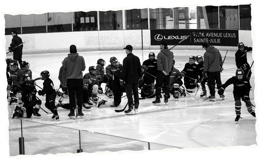 Groupe de jeunes réunis autour des entraîneurs sur la glace