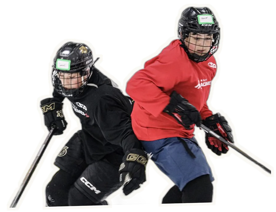 Deux jeunes joueurs de Hockey-Académie en action