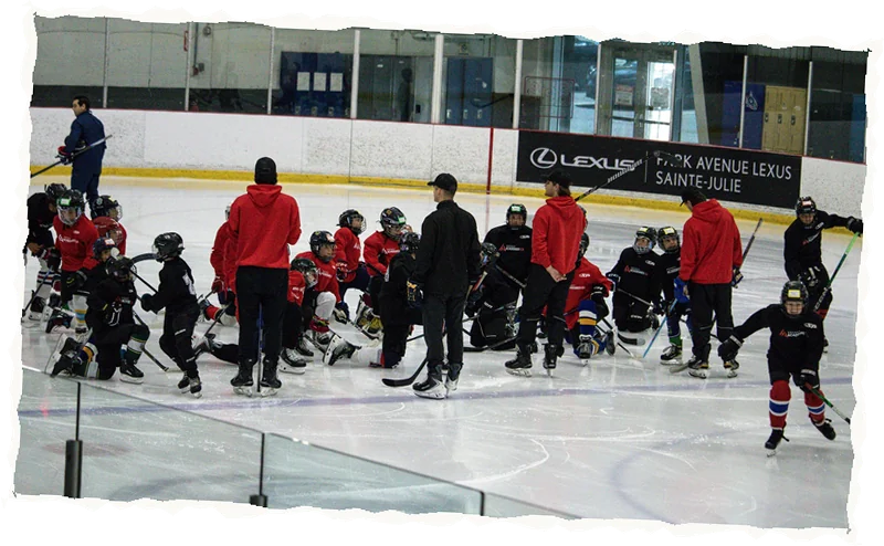 Groupe de jeunes réunis autour des entraîneurs sur la glace