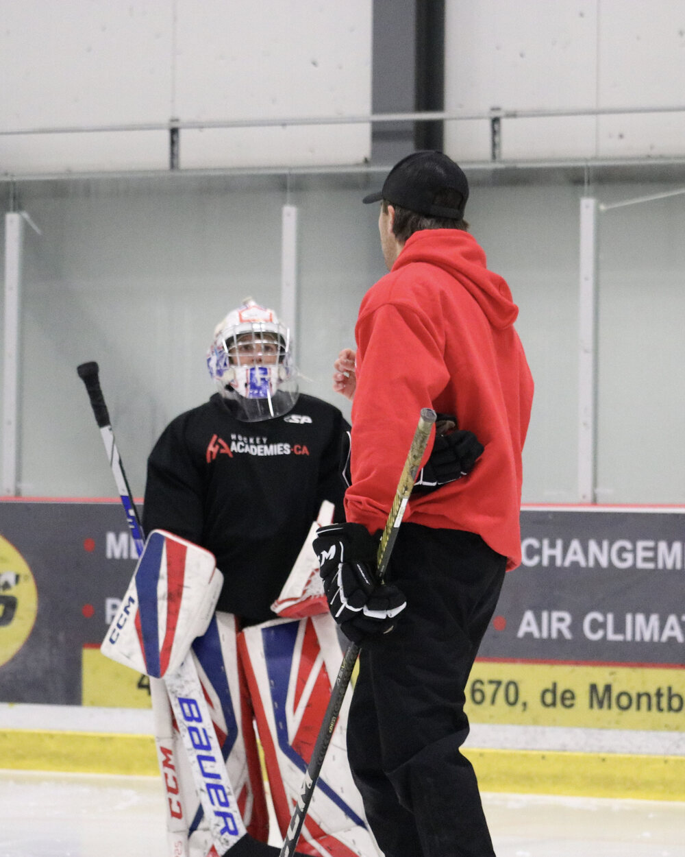 Coach Hockey Academies qui travaille avec un gardien de but sur la glace